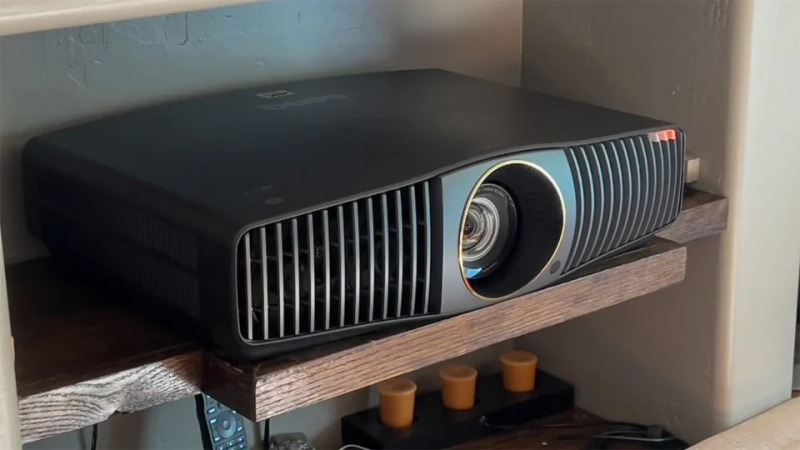 چرا باید در پروژه‌های حرفه‌ای از ویدئو پروژکتورهای با دقت رنگ بالا استفاده کرد؟